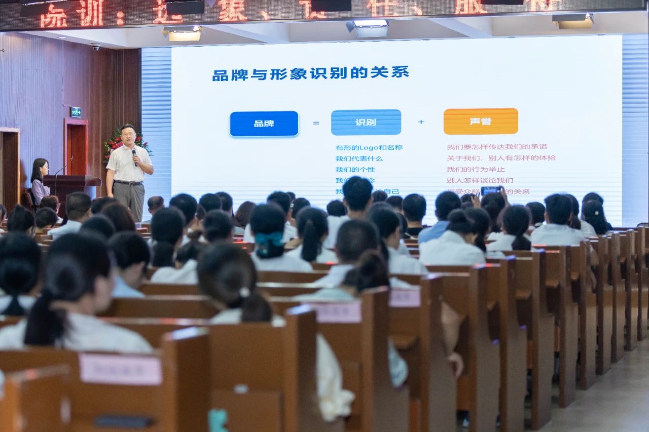 Elder Wu Kongyan, an ex-alumnus of Jiangsu Theological Seminary, provided explanations on the launch of the official website and the visual recognition system at Jiangsu Theological Seminary, in Nanjing, Jiangsu Province, on September 20, 2023.