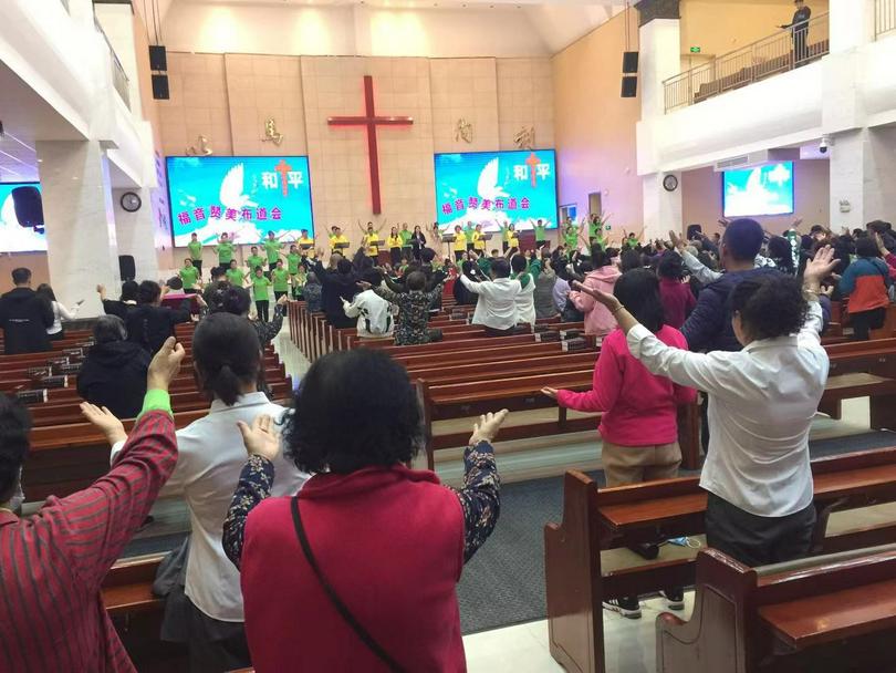 Believers engaged in worship together with the worship team during a three-day musical evangelistic rally conducted in Xingsheng Church, Anshan, Liaoning, on October 4-6, 2023.