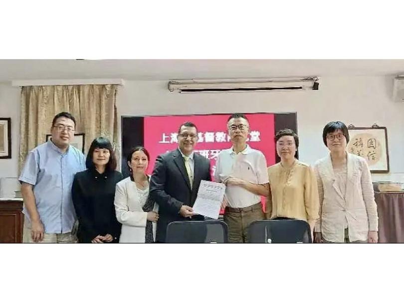 Leaders and staff of Shanghai CC&TSPM took a group photo with the family of the the Spanish language worship service's convener Carlos at Jing'an District in Shanghai, on October 1, 2023.