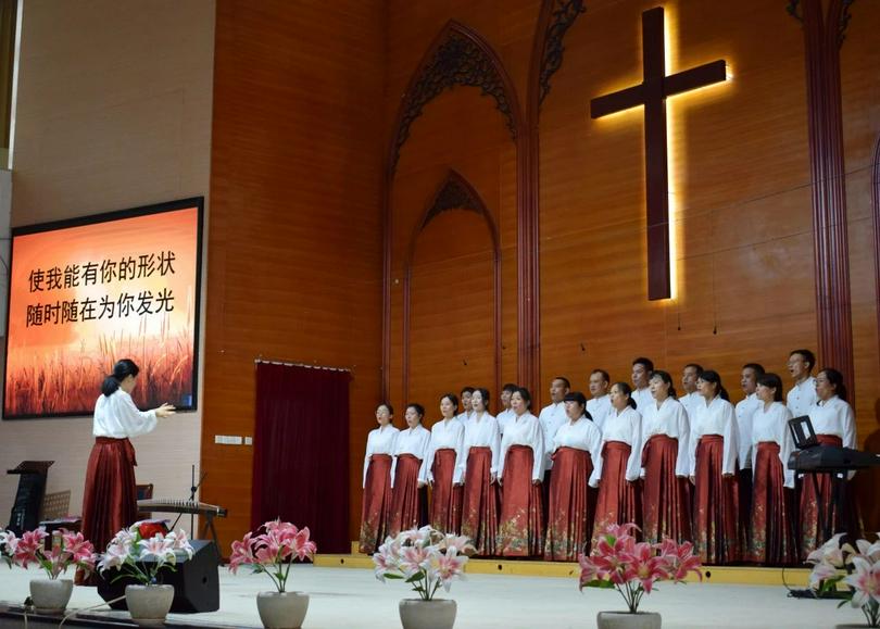 A competing team wearing Chinese-style dresses performed in the fifth choir contest held by Dongguan Municipal CC&TSPM at the Gospel Church in Shigang Town, Dongguan City, Guangdong Province, on October 21, 2023.