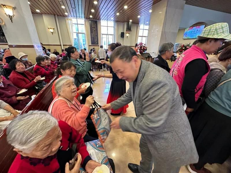 Church staff distributed gifts to the elder believers at Trinity International Church in Kunming City, Yunnan Province, on Double Ninth Festival, October 23, 2023