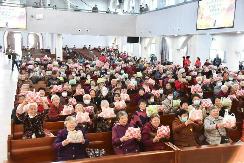 The elder believers were happy to receive presents after the worship service at Huai'an Church on the occasion of the Double Ninth Festival in Huai‘an City, Jiangsu Province, on October 22, 2023.