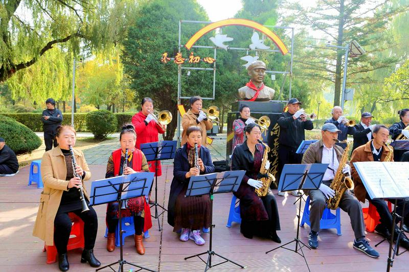 The Choir of Datun Church performed an instrument ensemble to celebrate the Double Ninth Festival at Eryijiu Park in Anshan City, Liaoning Province, on October 23, 2023.