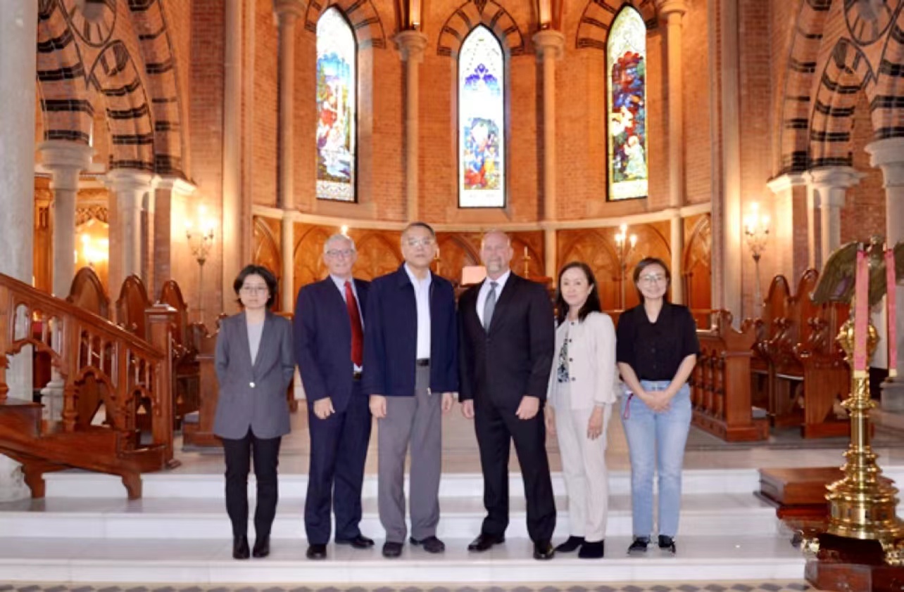 Rev. Shen Xuebin (third from left), residential vice president of CCC, and Rev. Gary Lundstorm (fourth from left), international vice president of the Samaritan's Purse, and the delegation from BEGA took a group picture in the Holy Trinity Cathedral, Shanghai, on October 26, 2023. 