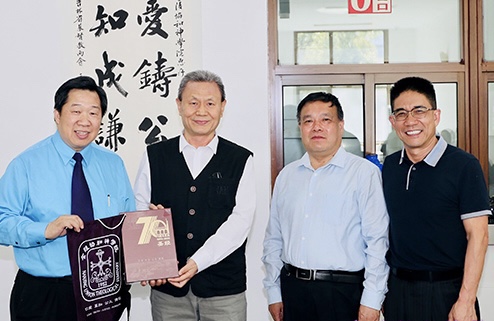 Rev. Gao Feng (2nd from right), president of the NJUTS, presented gifts to Rev. Dr. Timothy Chiu (1st from right), president of NYTEC and president of NYTEC-COST, during a visit from the New York Theological Education Center's delegation at the Nanjing Union Theological Seminary on November 1, 2023.