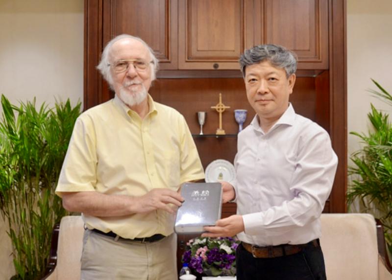 Rev. Wu Wei, president of the Chinese Christian Council (CCC), presented a Chinese and English bilingual Bible to Dr. William Yoder, a member of the Russian Evangelical Alliance (REA), during his first visit to the Chinese Christian community in Shanghai on November 4, 2023.
