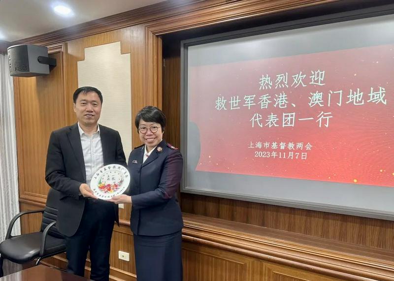 Rev. Geng Weizhong, president of the Shanghai Christian Council, received the Salvation Army Hong Kong and Macau Territory’s delegation in Shanghai on November 7, 2023.