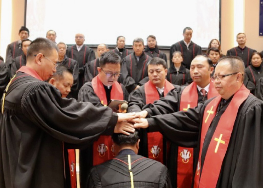 The pastorate from Guizhou CC&TSPM hosted the laying-on of hands ceremony to ordain a clergyman at Guizhou Bible School in Guiyang City, Guizhou Province, on November 12, 2023. 