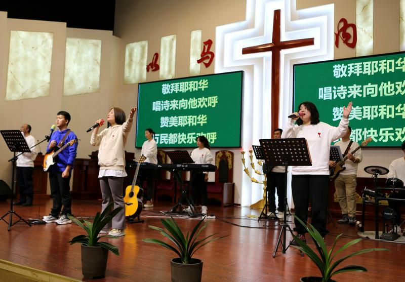 Cifu Church of Huanggu District, Shenyang, Liaoning Province held a praise and worship meeting on Thanksgiving Day which falls on November 23 this year. 