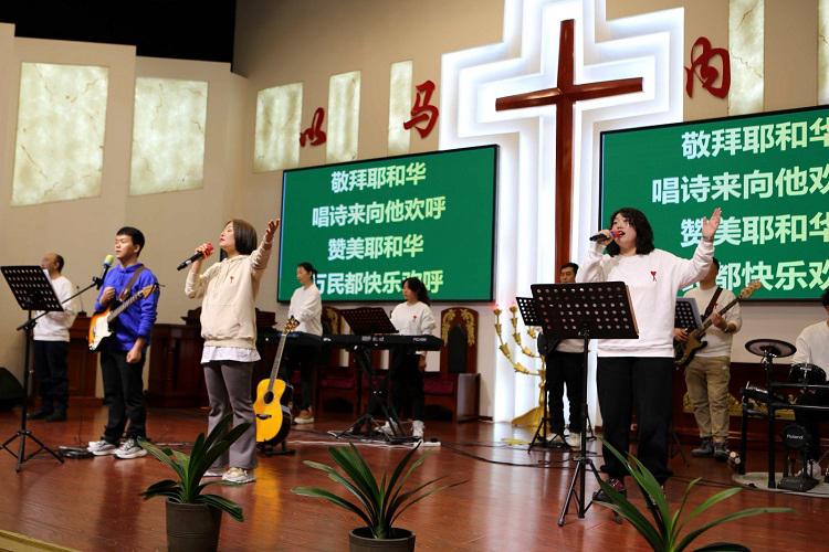 Cifu Church of Huanggu District, Shenyang, Liaoning Province held a praise and worship meeting on Thanksgiving Day which falls on November 23 this year.
