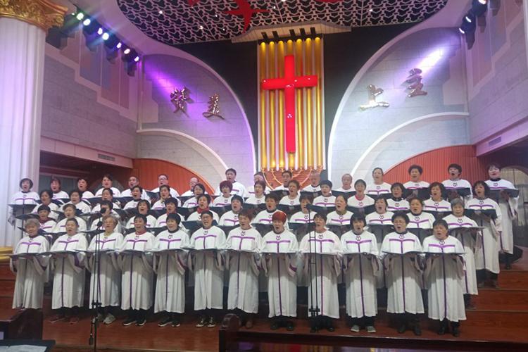 The choir of Shuguang Church in Baoji, Shaanxi, presented a hymn during the church's 17th Thanksgiving worship service on November 19, 2023.