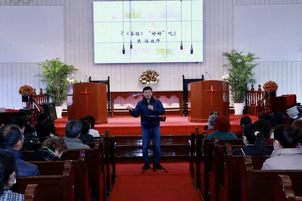 Rev. Chen Meng preached a themed sermon during the three-year summary event for the "Spiritual Practice with Pastors” ministry at the Apostle Church in Suzhou City, Jiangsu Province, on November 25, 2023.