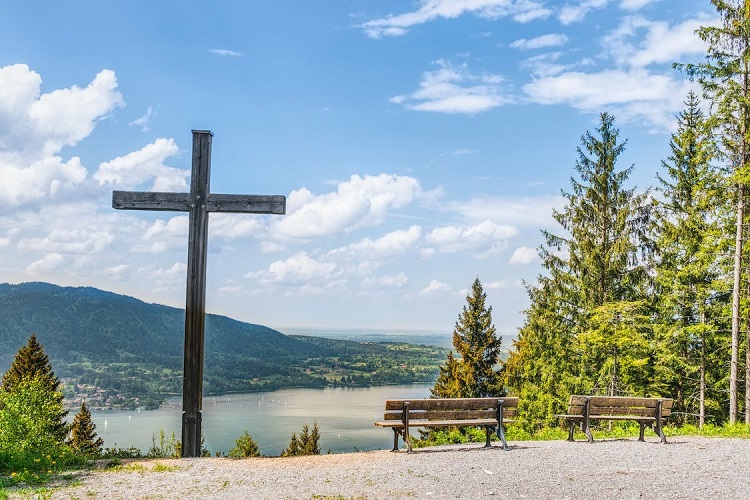 A cross besides a lake