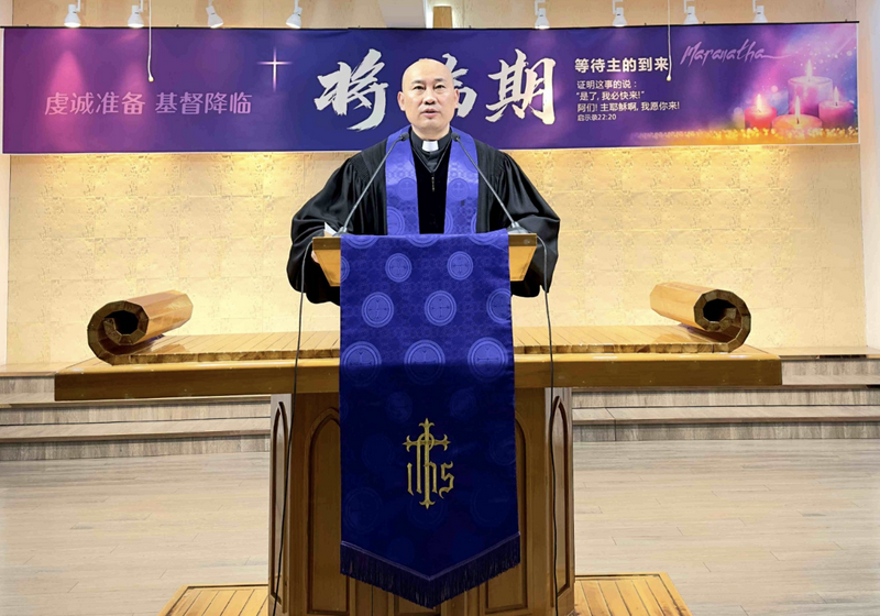 Senior Pastor Yan Peng of the Haikou Road Church preached during the first Sunday service of Advent in Changchun City, Jilin Province, on December 3, 2023.
