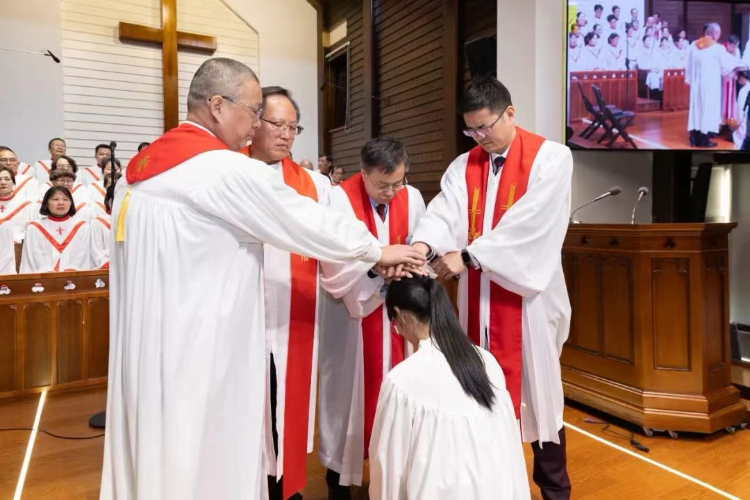 The pastorate hosted the laying-on of hands ceremony to ordain Ni Xiaolu, a female believer in Banshan Church in Hangzhou, at Sicheng Church in Hangzhou City, Zhejiang Province, on December 6, 2023.