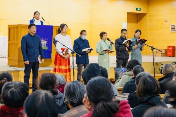 Six believers from different regions recited Psalm 19:7–14 in Ningbo dialect, Changzhou dialect, Suzhou dialect, Chongqing dialect, Mindong dialect, and Henan dialect at Xiangcheng Church in Suzhou, Jiangsu, to celebrate the 2023 Bible Day, which falls on December 10.