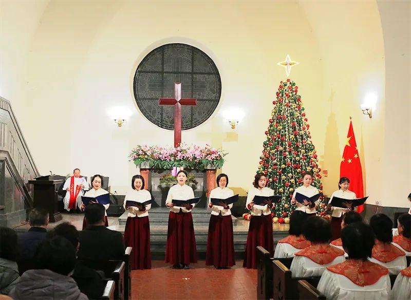 Believers presented a chorus at Jiangsu Road Church's 115th anniversary sacred music worship event in Qingdao City, Shandong Province, on December 10, 2023.