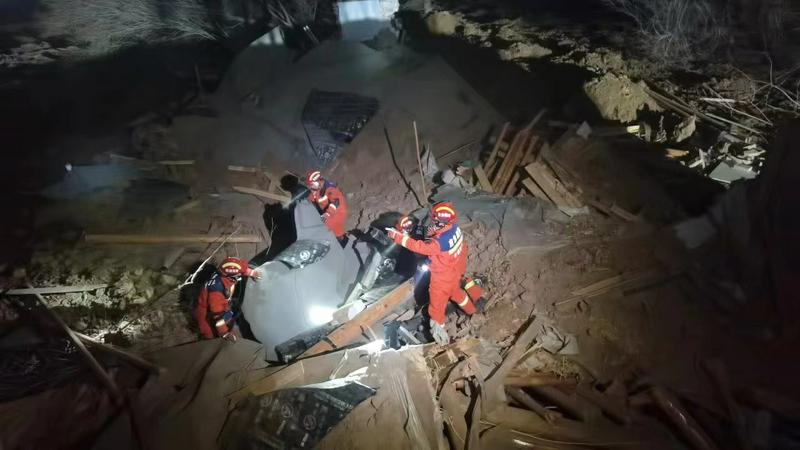 Disaster relief staff were urgently working in earthquake-stricken Jishishan County, in Linxia Hui Autonomous Prefecture, Gansu Province.