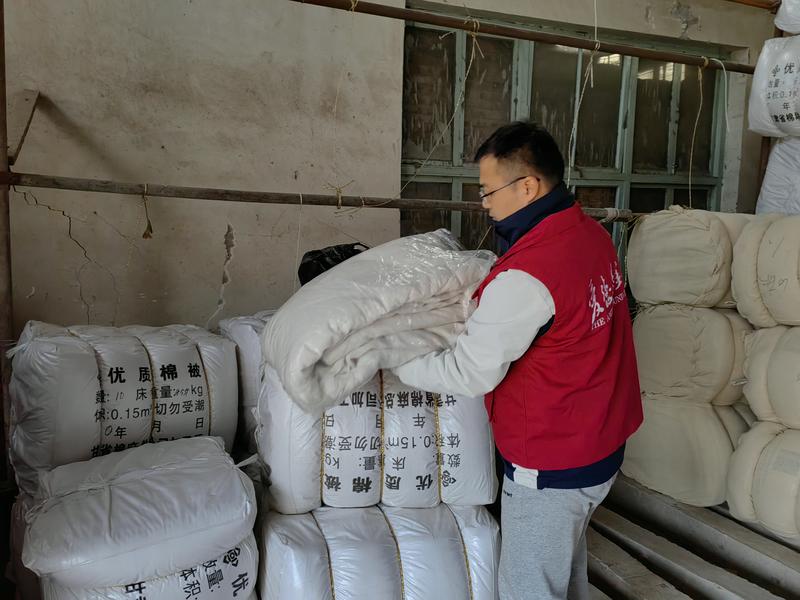 A volunteer of the Amity Foundation is arranging disaster relief materials for the victims in earthquake-stricken Jishishan County, in Linxia Hui Autonomous Prefecture, Gansu Province.