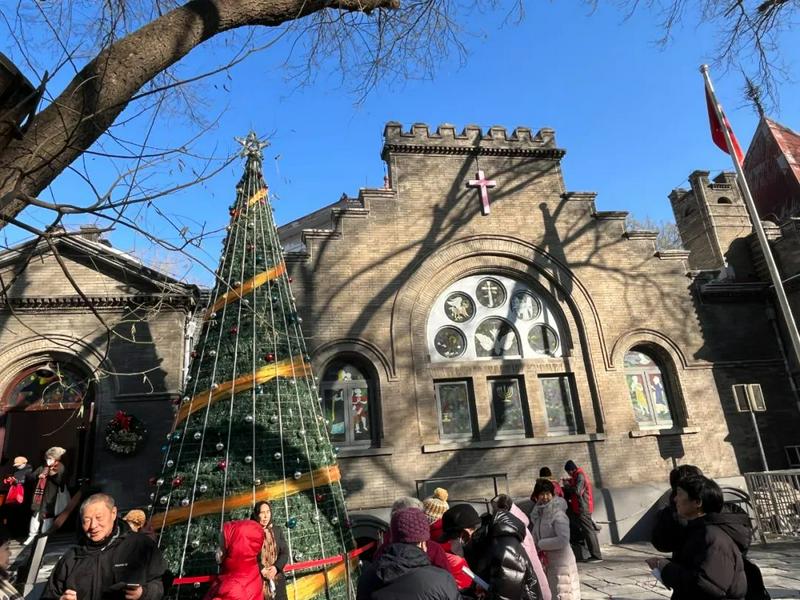 A picture of a huge Christmas tree outside the Beijing Chongwenmen Church