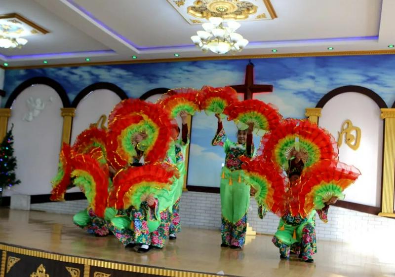 Believers performed a fan dance to celebrate Christmas at the Laohutun Church in Anshan City, Liaoning Province, on December 23, 2023.