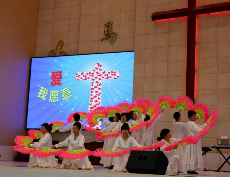 Believers performed a fan dance to celebrate Christmas at the Xingsheng Church in Anshan City, Liaoning Province, on December 10, 2023.