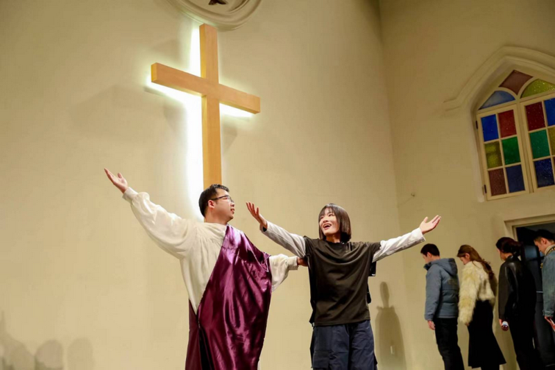 The youth fellowship performed a Christmas play to celebrate Christmas at the Huaxiang Church in Fuzhou City, Fujian Province, on December 23, 2023.
