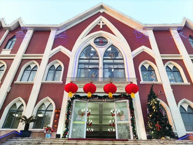 The Jiangsu Theological Seminary has been decorated with a Christmas tree and adornments to mark Christmas during the 2023 Christmas season.