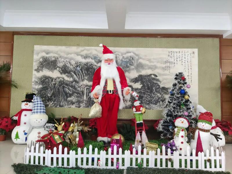 A Santa Claus and snowmen with a Christmas tree have been placed at the Jiangsu Theological Seminary to celebrate Christmas during the 2023 Christmas season.