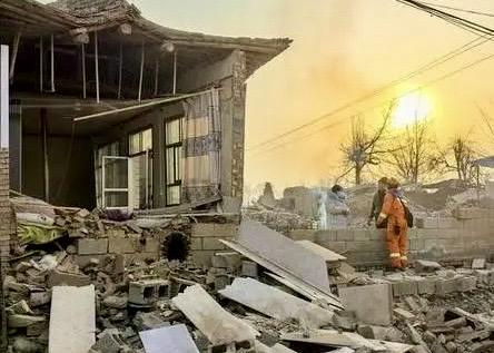 Disaster relief staff worked in earthquake-stricken Jishishan County, Linxia Hui Autonomous Prefecture, Gansu Province.