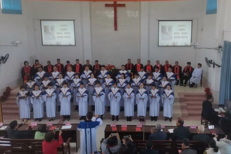 Thoir presented a hymn to celebrate the dedicatioin of the new building of Houkeng Church in Zhangpu County, Zhangzhou City, Fujian Province, on December 30, 2023.