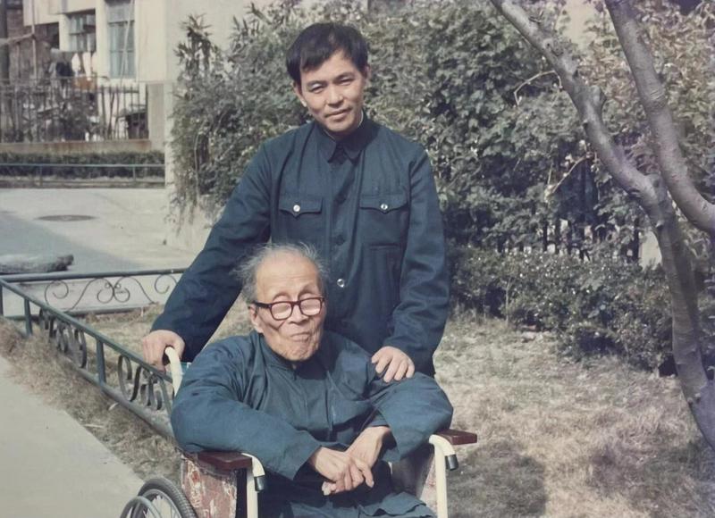 The young Zhang Guiyan took a photo with Wang Mingdao in his later years.