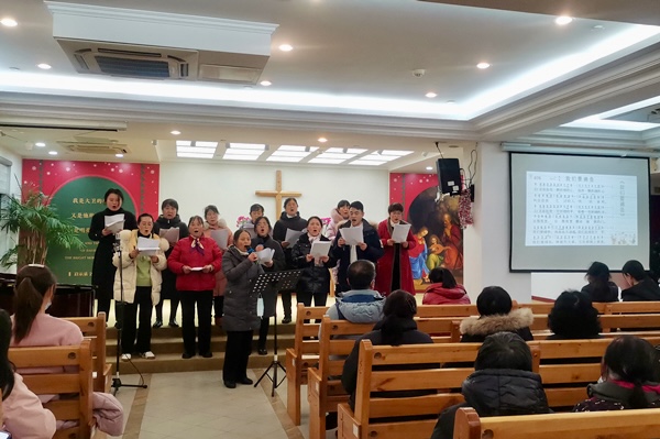 Believers sang and gave thanks to the Lord at the Qingjian Lake meeting point’s crossover prayer meeting in Suzhou City, Jiangsu Province, on December 31, 2023.