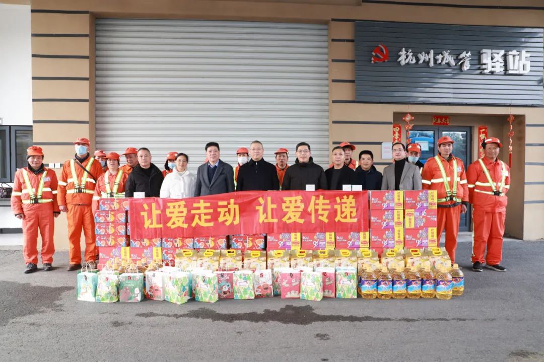 The church staff of the Chongyi church took a group photo with the sanitation workers they visited at the Sijiqing Street Sanitation Station in Hangzhou City, Zhejiang Province, on January 2, 2023.