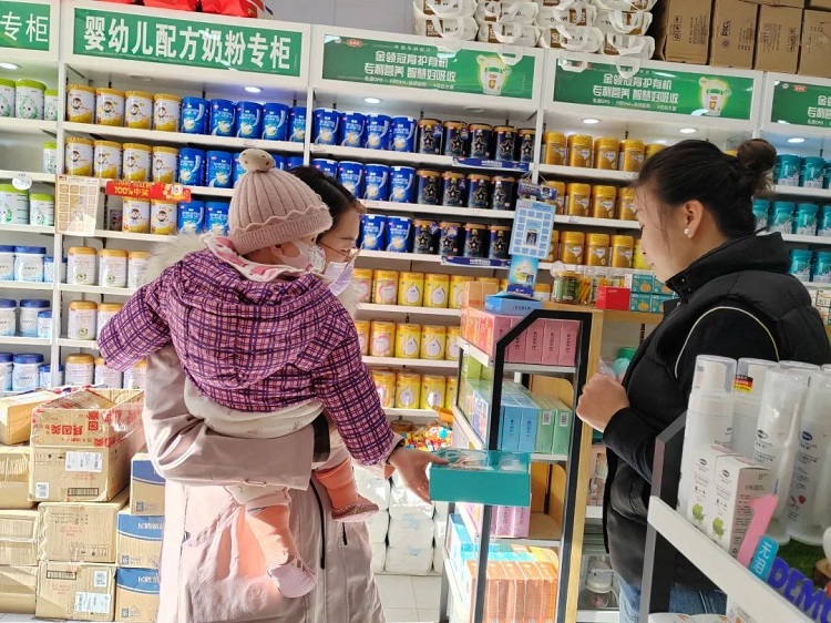An quake-affected mother intended to use baby vouchers to buy a mother and baby product after an earthquake in Jishishan county, Linxia prefecture, Gansu province, on December 18, 2023.