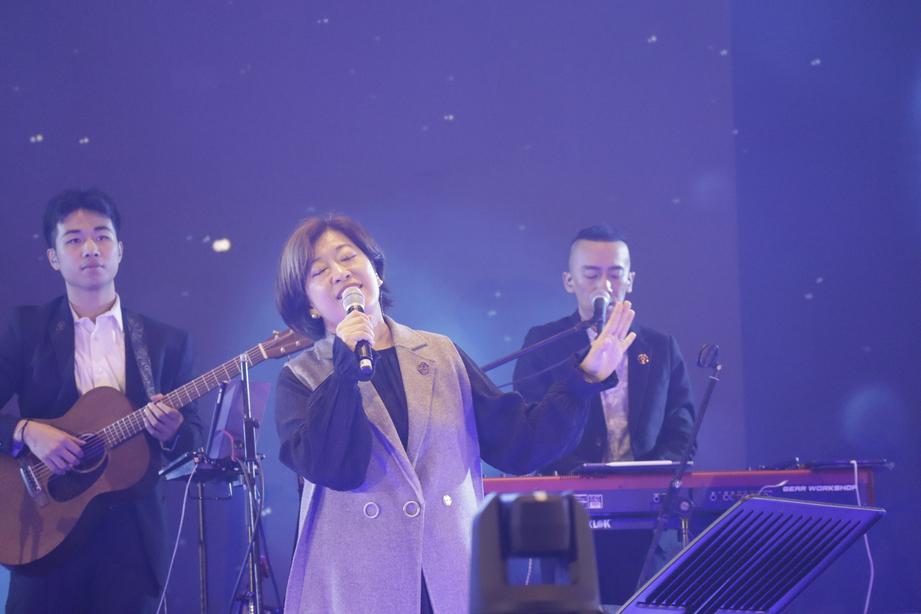 Rev. Sandy Yu, founder of the Stream of Praise (SOP) music ministry,  encouraged the present females at the Woman Conference held SOP in Hong Kong on December 30, 2023.