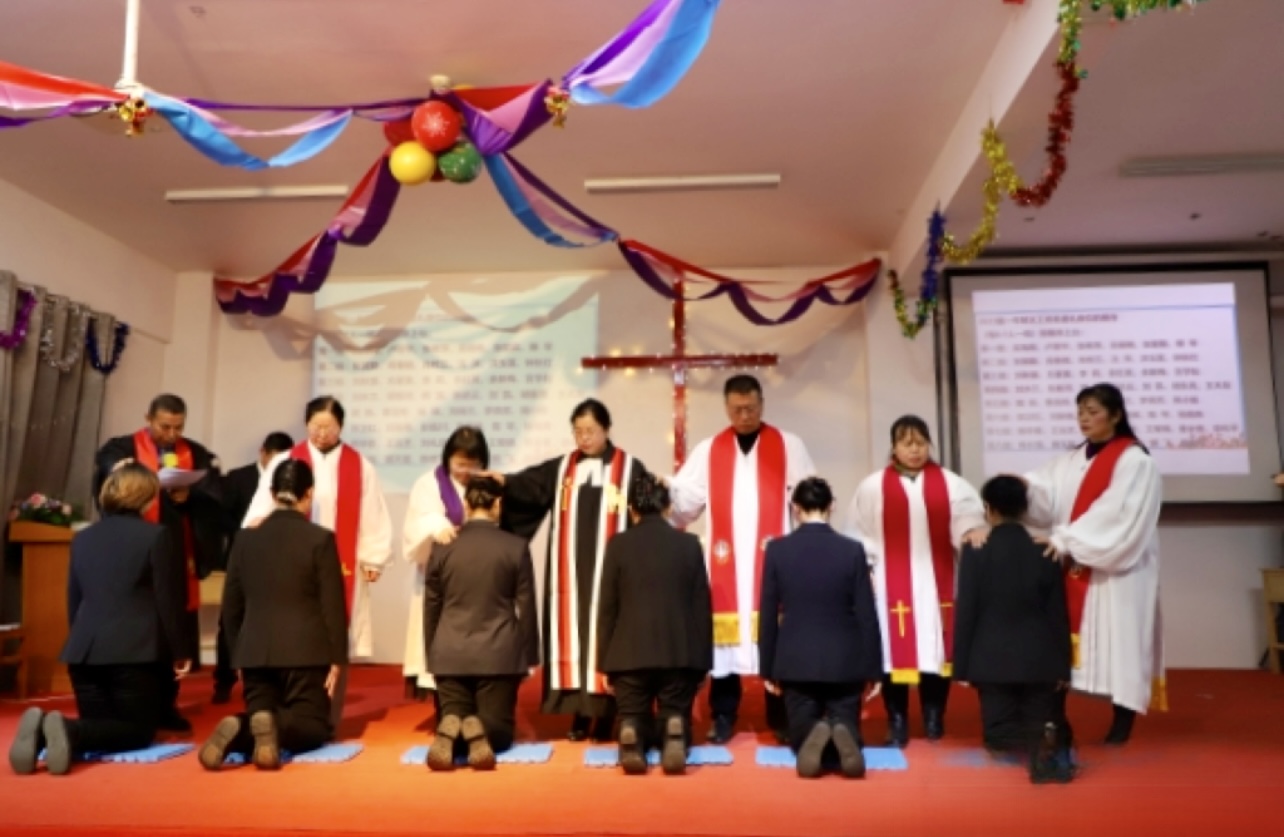 The pastorate hosted the laying-on of hands ceremony for the graduates at the commencement ceremony of the 2023 one-year volunteer training class at Zhongnan Theological Seminary in Wuhan City, Hubei Province, from January 8 to 10, 2024.