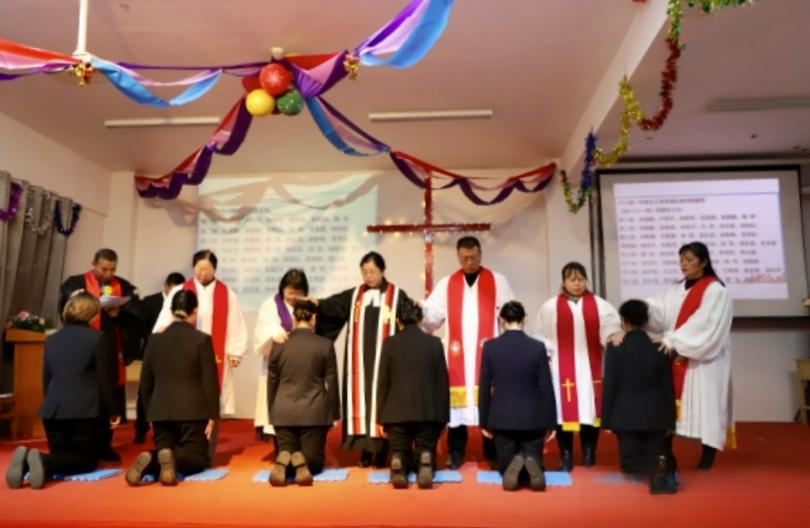 The pastorate hosted the laying-on of hands ceremony for the graduates at the commencement ceremony of the 2023 one-year volunteer training class at Zhongnan Theological Seminary in Wuhan City, Hubei Province, from January 8 to 10, 2024.