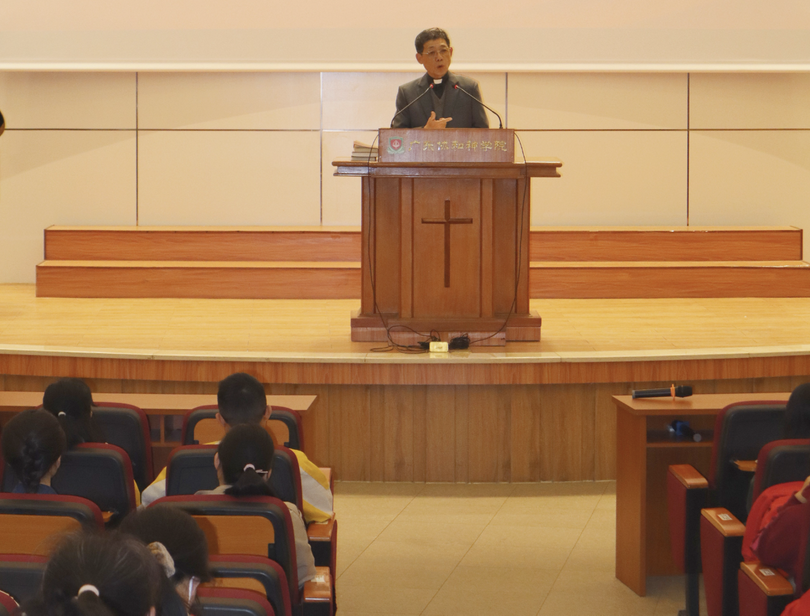 Dr. Chow, Siu-Chun Simon, president emeritus of the Lutheran Theological Seminary, shared at the closing ceremony at the end of the first semester of 2023-2024 in the lecture hall of the Guangdong Union Theological Seminary in Guangzhou City, Guangdong Province, on January 12, 2024.