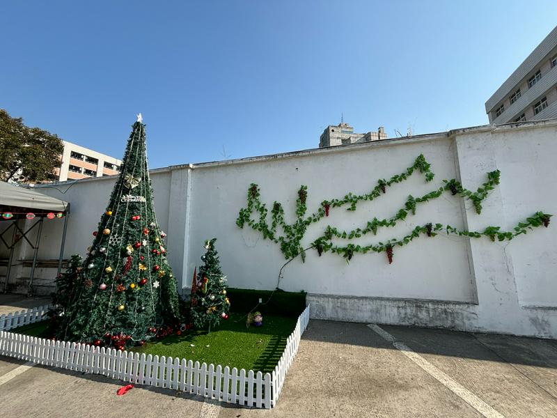 A picture of the Christmas tree in the yard of the Gongchen Church in Hangzhou City, Zhejiang Province
