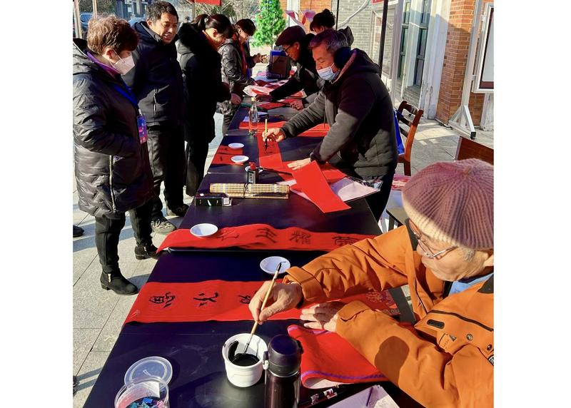 The Rongxiang Church organized a calligraphy event to send out spring couplets in Wuxi City, Jiangsu Province, recently.