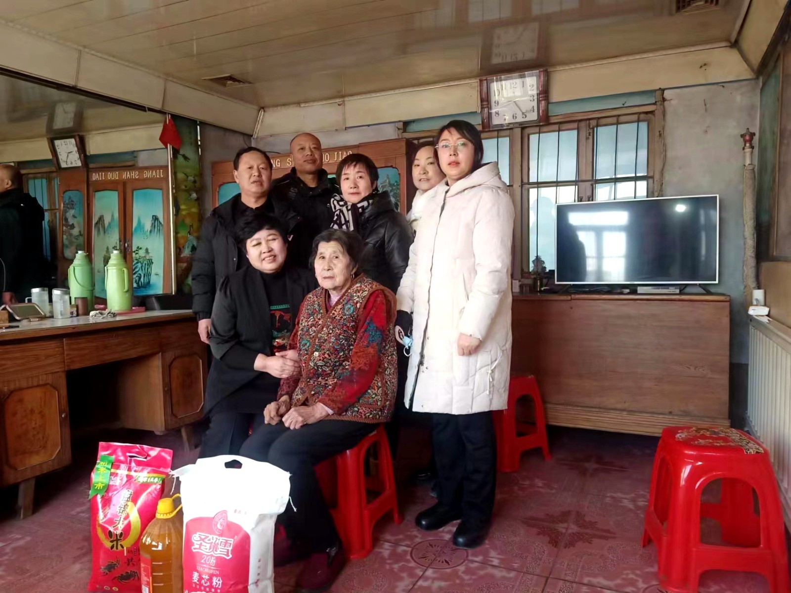 Shengli Church organized a visitation with food for more than 30 local believers, including elderly believers over 80 years old, the sick, and the needy, in Anshan City, Liaoning Province, on January 15, 2024.