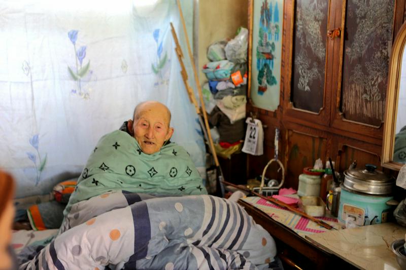 A picture of the 95-year-old bedridden brother who was taken care of by his widowed daughter-in-law  in Gaizhou City, Liaoning Province