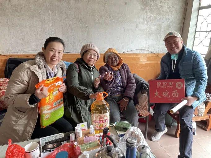 Rev. Zhu Yanli from the Church of Our Savior, along with the evening choir members, presented daily supplies to Fuhe Church in Zengcheng District, Guangzhou City, Guangdong Province, on January 24, 2024.