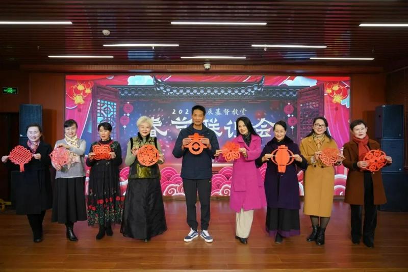 On January 31, 2024, believers displayed their paper-cutting crafts on stage during the Beichen Church's cultural experience event in Kunming City, Yunnan Province.