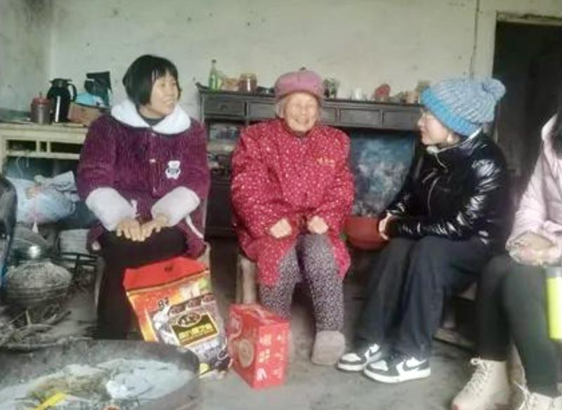 Recently, the church in Jiangling County, Jingzhou City, paid a visit to the elderly in needy families in Jingzhou City, Hubei Province, before the 2024 Chinese New Year.
