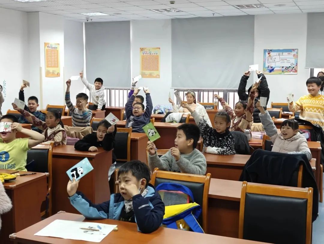 The Shanghai YMCA collaborated with the Xingfu Street Social Work Station to offer winter daycare programs to primary school pupils in Dujiangyan City, Sichuan Province, during the winter holiday before February 2, 2024.