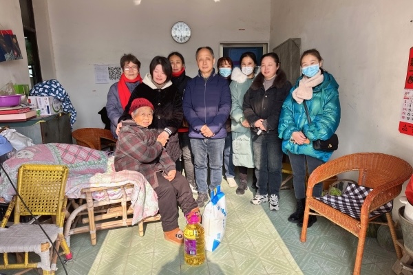 Tangqiao Church paid a visit to an elderly believer in Suzhou City, Jiangsu Province, on February 7, 2024. 