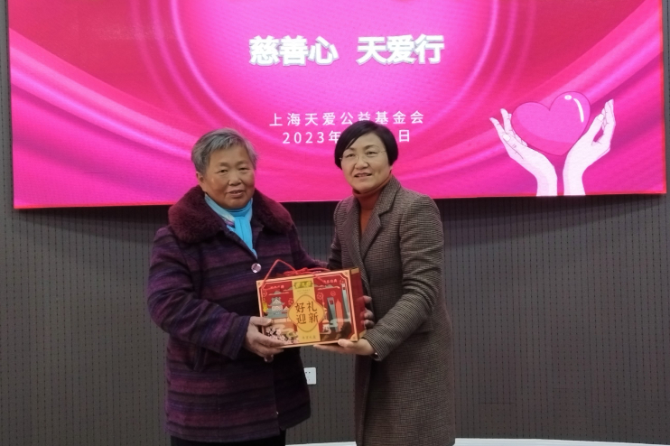 On January 11, Rev. Xu Yulan, chairman of the Shanghai Three-Self Patriotic Movement (TSPM), paid a visit to Mr. Ying Qifengn's mother at Jiayin Church in Minhang District while Ying was out for hemodialysis treatment.
