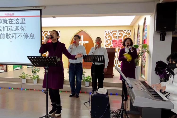 Four Christians sang a hymn during a retreat to celebrate the Spring Festival at Gospel Church in Ganjingzi District, Dalian City, Liaoning Province.